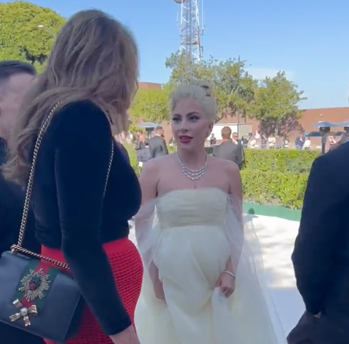 La incómoda interacción de Lady Gaga con Caitlyn Jenner en una fiesta de los Oscar Independent